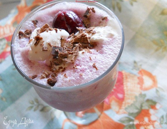 Все пропускаем через блендер, выливаем в бокал, кладем сверху шарик мороженого, ягоды и посыпаем тертым шоколадом. Приятного вам настроения!