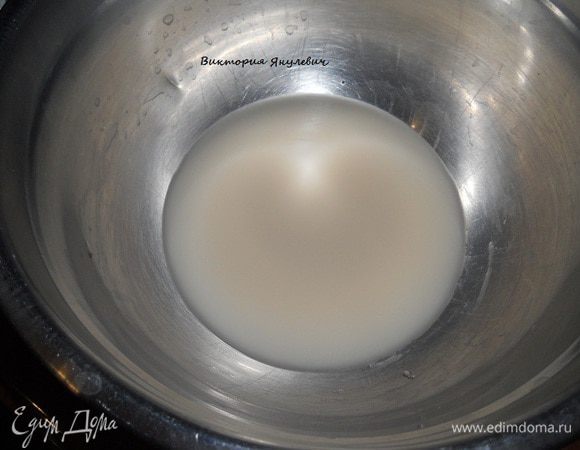 Дрожжи смешать с водой и дать постоять 15 минут. Добавить к дрожжам молоко, чай с лимоном, сахар, соль, гвоздику и 2 ст. л. растительного масла.