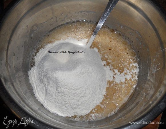 Добавить половину муки и хорошо перемешать, оставить на подход на 35 минут, накрыв пленкой или полотенцем.