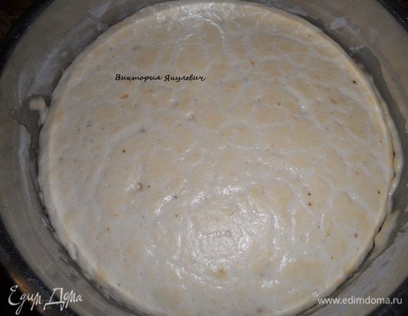 Добавить остальную муку и замесить тесто.