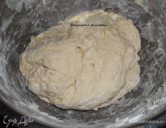 Теперь хорошо вымесить, смазав руки маслом, тесто должно быть мягкое и некрутое.