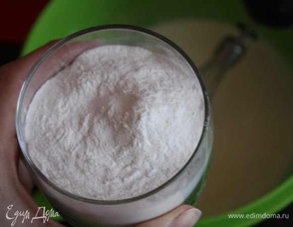 Добавляем в массу манку. В стакан с рисовой мукой добавляем разрыхлитель, перемешиваем и вводим в нашу массу.