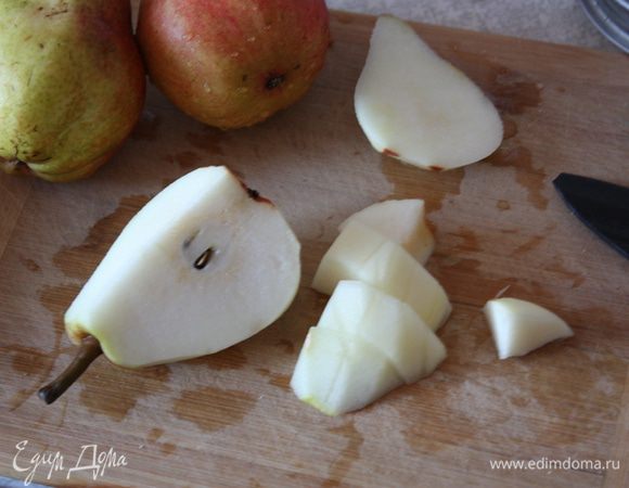 Нарезаем очищенные груши кубиками и отправляем в тесто.