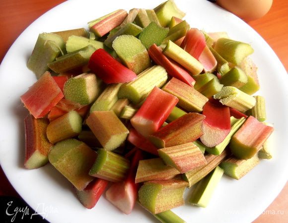 На этот раз подойдут и толстенькие стебли, их прямо с кожурой нарежем на средние кусочки...