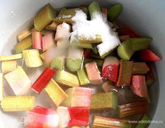 Заливаем водой из фильтра (можно пока не всю!), добавляем сахар...