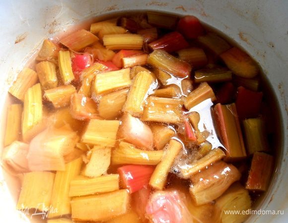 Варим несколько минут до размягчения ревеня...