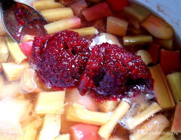 Чтобы сделать цвет супчика понасыщеннее,я добавила пару ложек тёртой смородины. Уже можно не проваривать, а просто перемешать!