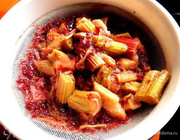 Даём немного настояться, а потом процеживаем весь состав.