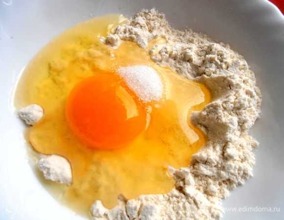 Добавляем сахар со щепоткой ванили.