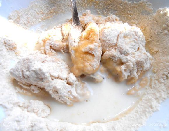 Замешиваем тесто, подлив немного молочка...