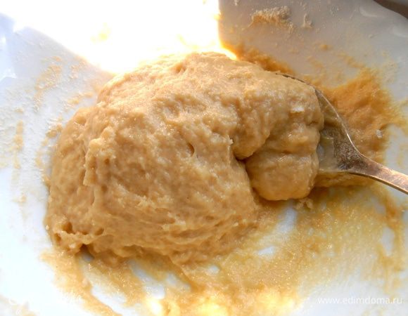 Тесто не должно быть сильно крутым... Сами знаете: "чем меньше муки, тем нежнее клёцки!"