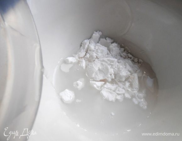 Возвращаемся к брошенному супу... Ставим процеженный сок на огонь, пробуем на насыщенность и добавляем воды, если нужно! В чашке разводим с водой крахмал без комочков!