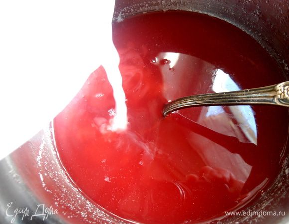 Вливаем тонкой струйкой весь разведённый крахмал...