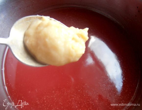 Не снимая с огня, будем формировать при помощи двух ложек клёцки и опускать в горячий кисель.