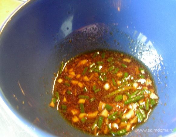 Смешиваем все составляющие для маринада.
