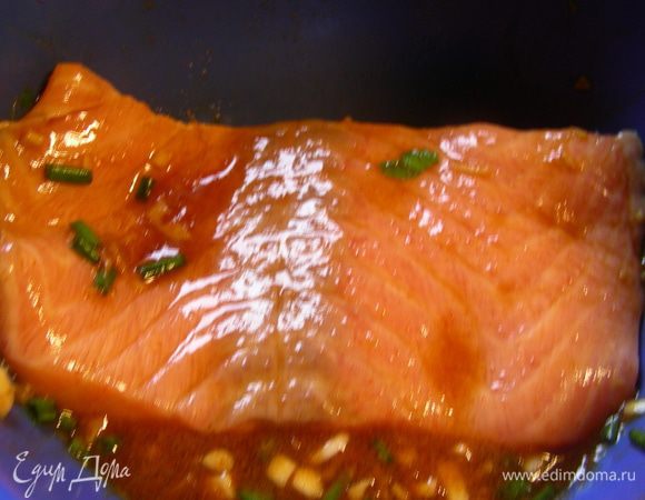 Выкладываем лосося в маринад и оставляем минут на 15. 
