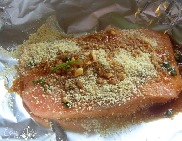 Перекладываем филе на фольгу. Поливаем 1/3 соуса. Посыпаем панировкой и затем поливаем оставшимся соусом. Закрываем конверт и запекаем в духовке 200 гр минут 20 (до готовности). Я готовила на сковороде гриль (в фольге). Корочка, получается слегка хрустящая. Если Вам хочется, чтобы была совсем хрустящая, приоткройте фольгу в конце. Можно включить режим гриль.
