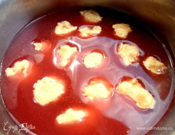 Даём немного схватиться клёцкам, чтобы не склеились между собой, и затем осторожно перемешиваем.