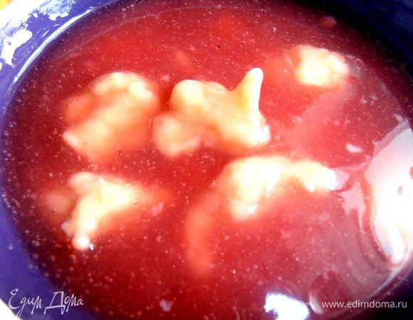 Клёцки совершенно произвольной формы в данном супчике очень интересно смотрятся! Проварим их минут 5 и оставляем остужаться.