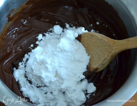 ....как следует размешать и добавить сахарную пудру.