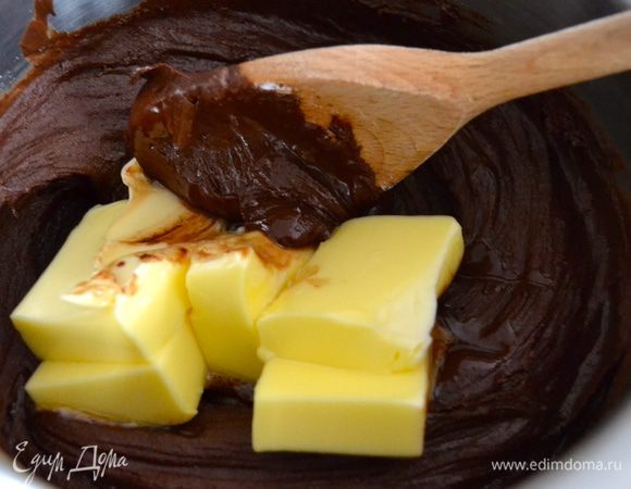 Затем добавить оставшееся мягкое масло.