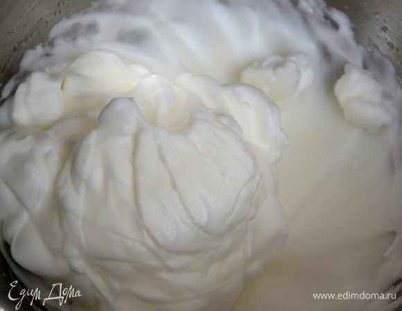 Белки взбить с щепоткой соли до мягких пиков.