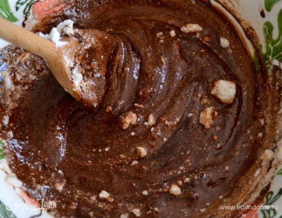 Ввести взбитые белки аккуратно, частями в шоколадную массу, мягко перемешивая деревянной ложкой снизу вверх...