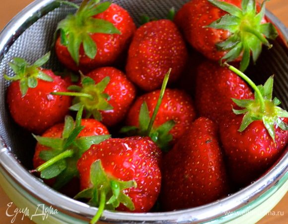 Вымыть 200 г клубники. Как следует осушить бумажным полотенцем.