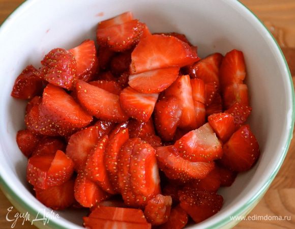 Нарезать клубнику кусочками...