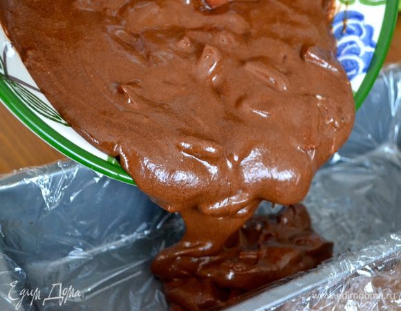 Выложить в нее подготовленную массу.