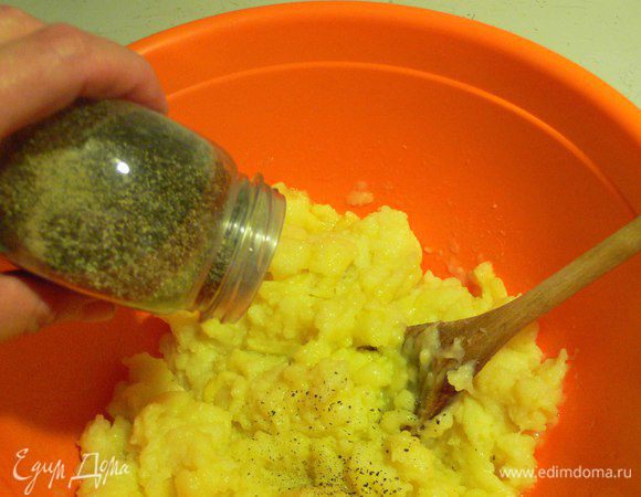 Добавляем соль и перец по вкусу. 
