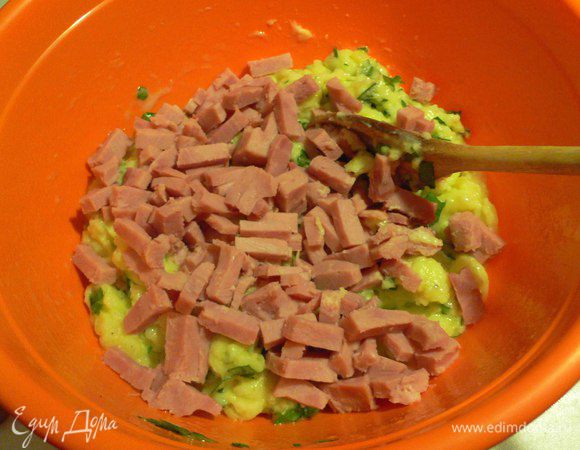 Добавляем ветчину , порезанную кубиками. Все хорошенько размешать. 
