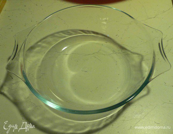 Форму (я использовала из термостойкого стекла)  смазываем маслом и обсыпаем сухарями. 
