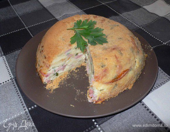  Готово! оставляем на 10 минут слегка подостыть, чтобы картофель лучше отставал от стенок, благодаря сухарям этого не должно произойти. Накрываем сверху плоским блюдом и переворачиваем быстрым движением. Снимаем форму. 
Автор рецепта рекомендовал есть в теплом виде, то есть и не в горячем и не в холодном. Подходит белое вино.  