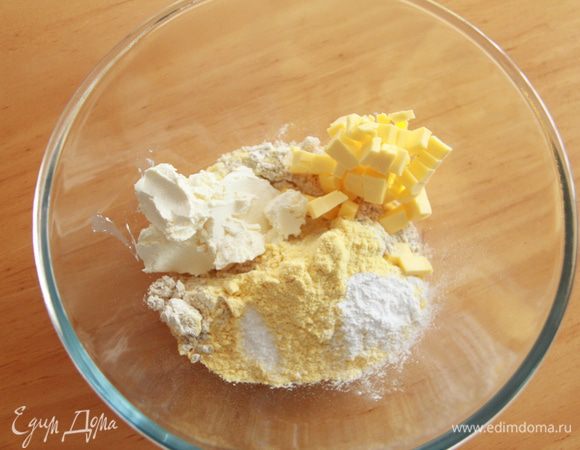 Смешать ингредиенты для теста.