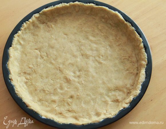 Разогреть духовку до 200*С. Слегка смазать форму для пиццы. Сформировать тесто в шар, затем выложить в форму для пиццы. Слой теста будет тонким. 