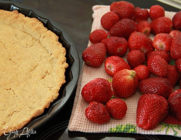 Выпекать примерно 8 минут. Дать коржу полностью остыть. Подготовить ягоды: помыть и просушить.
