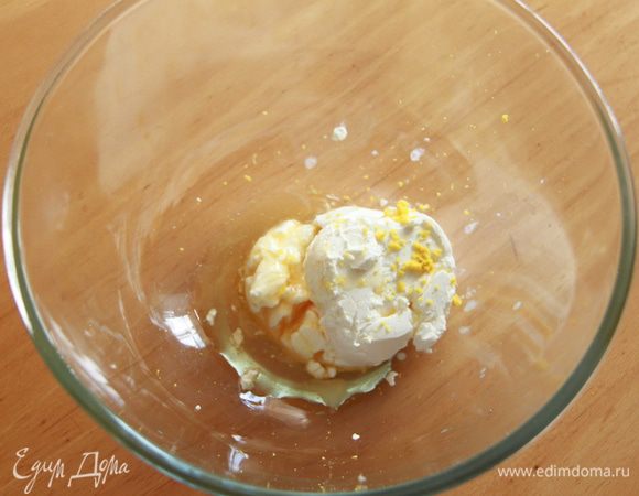 Крем: смешать оставшийся сыр, мед и лимонную цедру до получения однородной массы.

