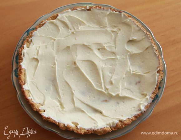 Сборка пиццы: распределить смесь сливочного сыра на охлажденный корж.
     
