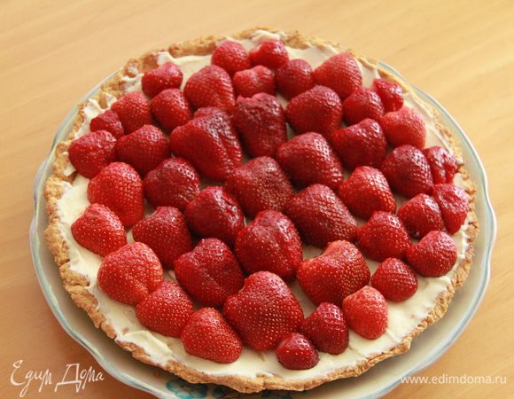 Выложить клубнику.