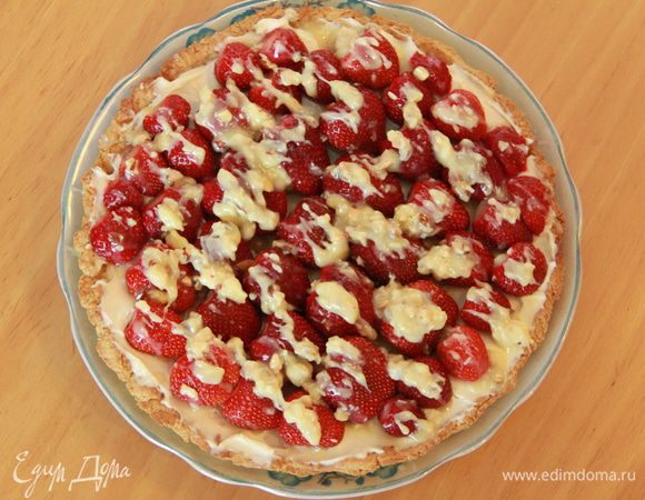 Растопить шоколад и побрызгать клубнику. Нарезать пиццу ломтиками и подавать.