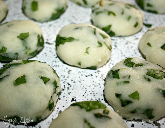 Картофель отварить в подсоленной воде. Слейте отвар с картофеля, дайте немного остыть и разомните в пюре. Щавель хорошо вымыть и мелко нарезать. Разделим щавель на 3 равные части. Перемешать третью часть щавеля с картофельным пюре. Сформируйте небольшие круглые котлетки.