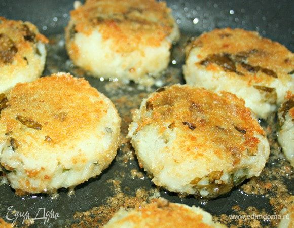 Обваляйте в сухарной панировке и обжарьте с двух сторон до золотистого цвета. Выложите на тарелку  и накройте крышкой.