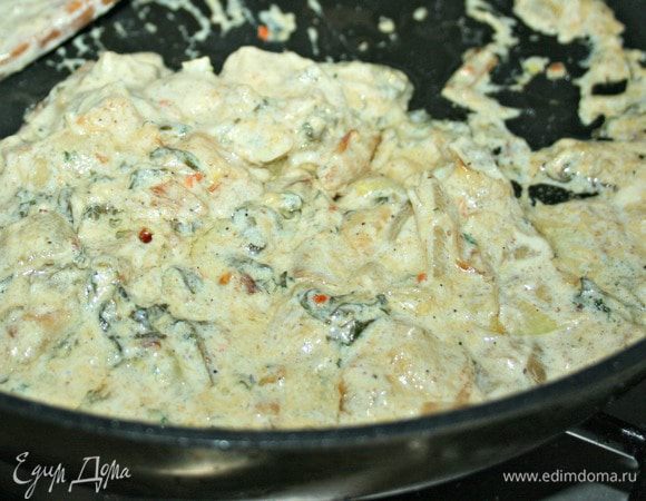 Готовим соус. Лук очистить и нарезать крупными кусочками. Обжарьте на той же сковороде, добавив масло до золотистого цвета 5-7мин. Влейте сливки, доведите до кипения и дайте немного выпариться, чтобы масса загустела. Добавьте 1/3 щавеля, посолите, поперчите по вкусу и готовьте еще пару мин. 