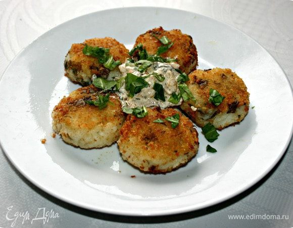 Подавайте картофельные котлетки с соусом, посыпав сверху оставшимся щавелем.