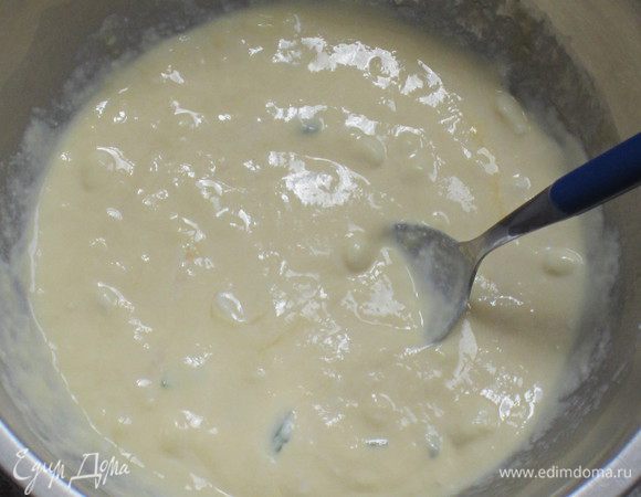 Рикотту размять вилкой,добавить пармезан, яйца,2 ст.л. молока, измельчённый базилик, хорошо перемешать.