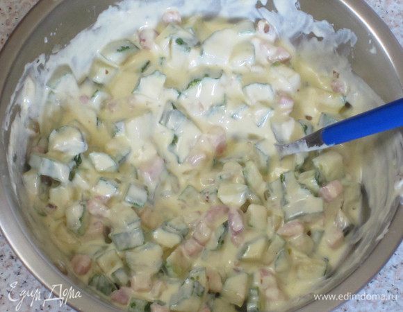 Добавить цукини, посолить, поперчить и ещё раз тщательно перемешать.