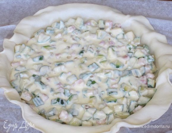 Выложить 1 пласт теста в форму с пергаментом (диаметр формы 27 см), сверху выложить начинку.....