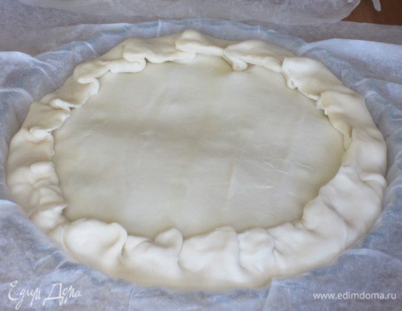 .......накрыть второй частью теста и прижать бортики.