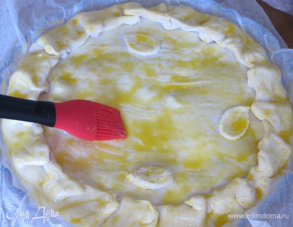 Желток взбить венчиком с 1 ст.л. молока и смазать поверхность пирога.